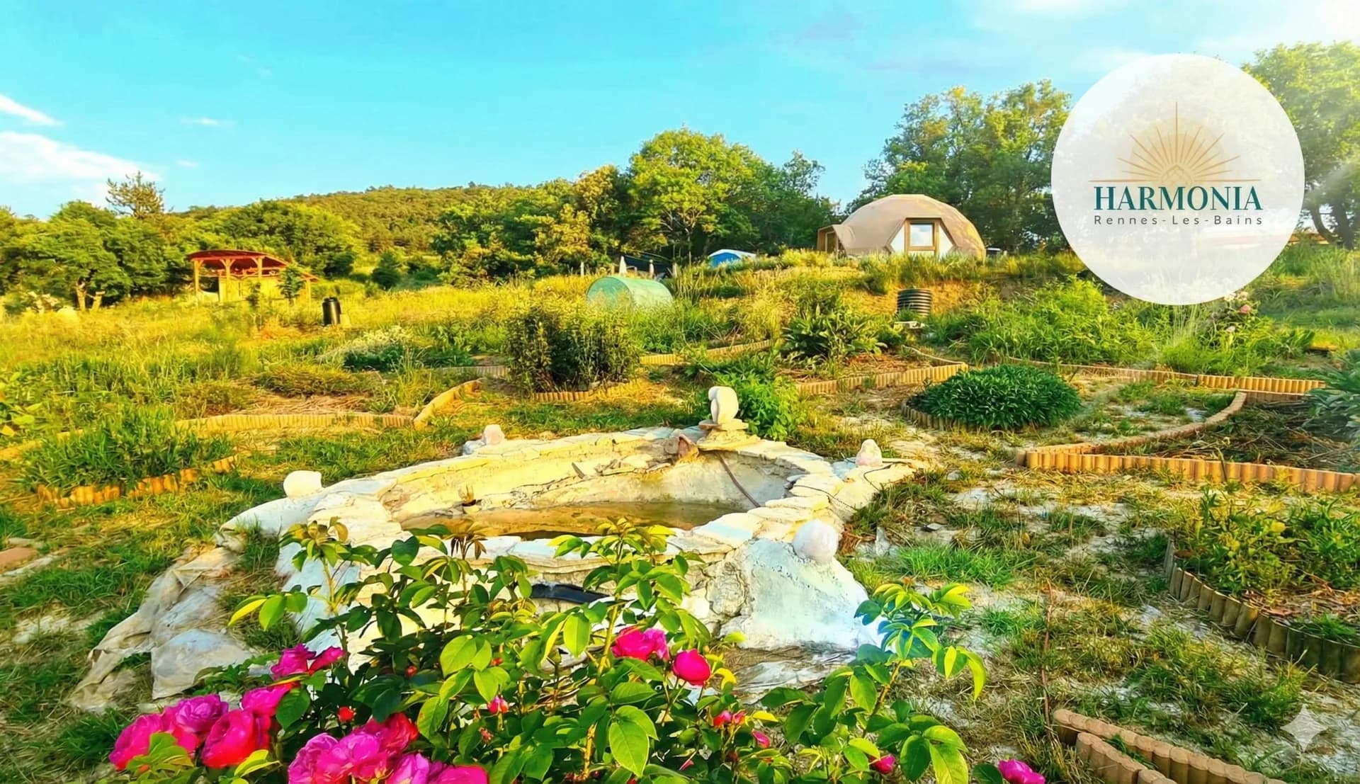 Les jardins du Centre Harmonia — fontaine, dômes et nature luxuriante