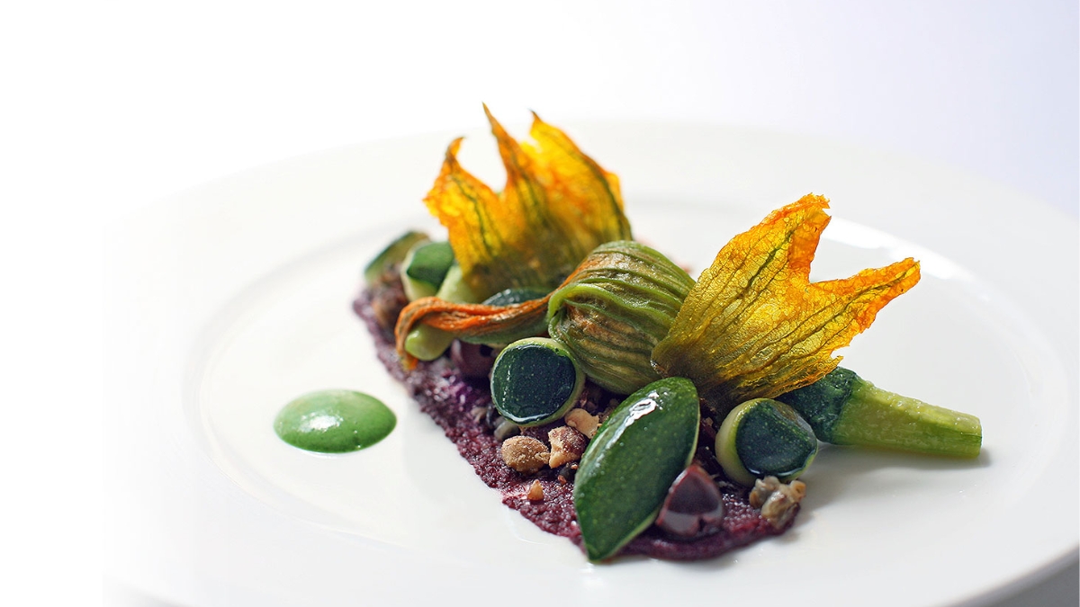 Façade géorgienne de Gauthier Soho à Romilly Street, avec porte discrète et atmosphère de maison privée.